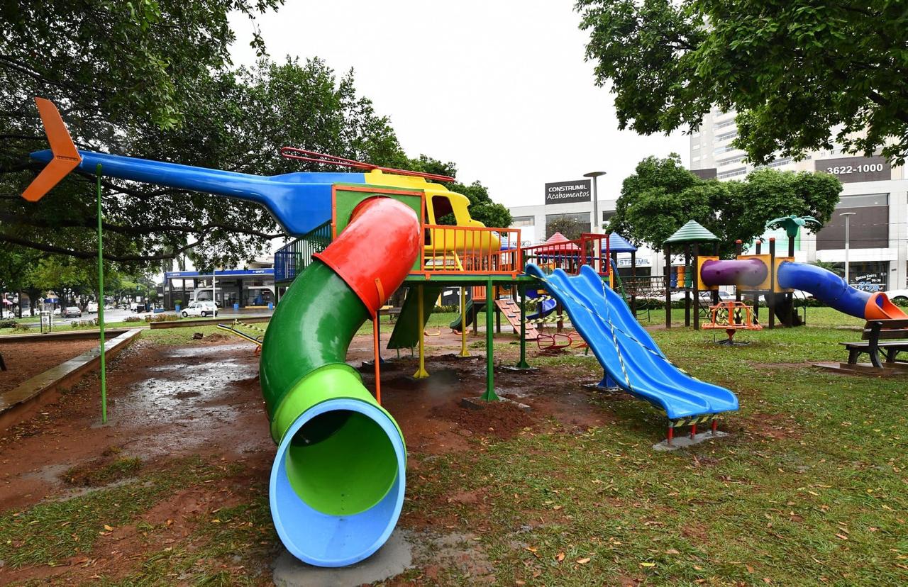 As belas praças viram parques temáticos para a galerinha se  divertir!