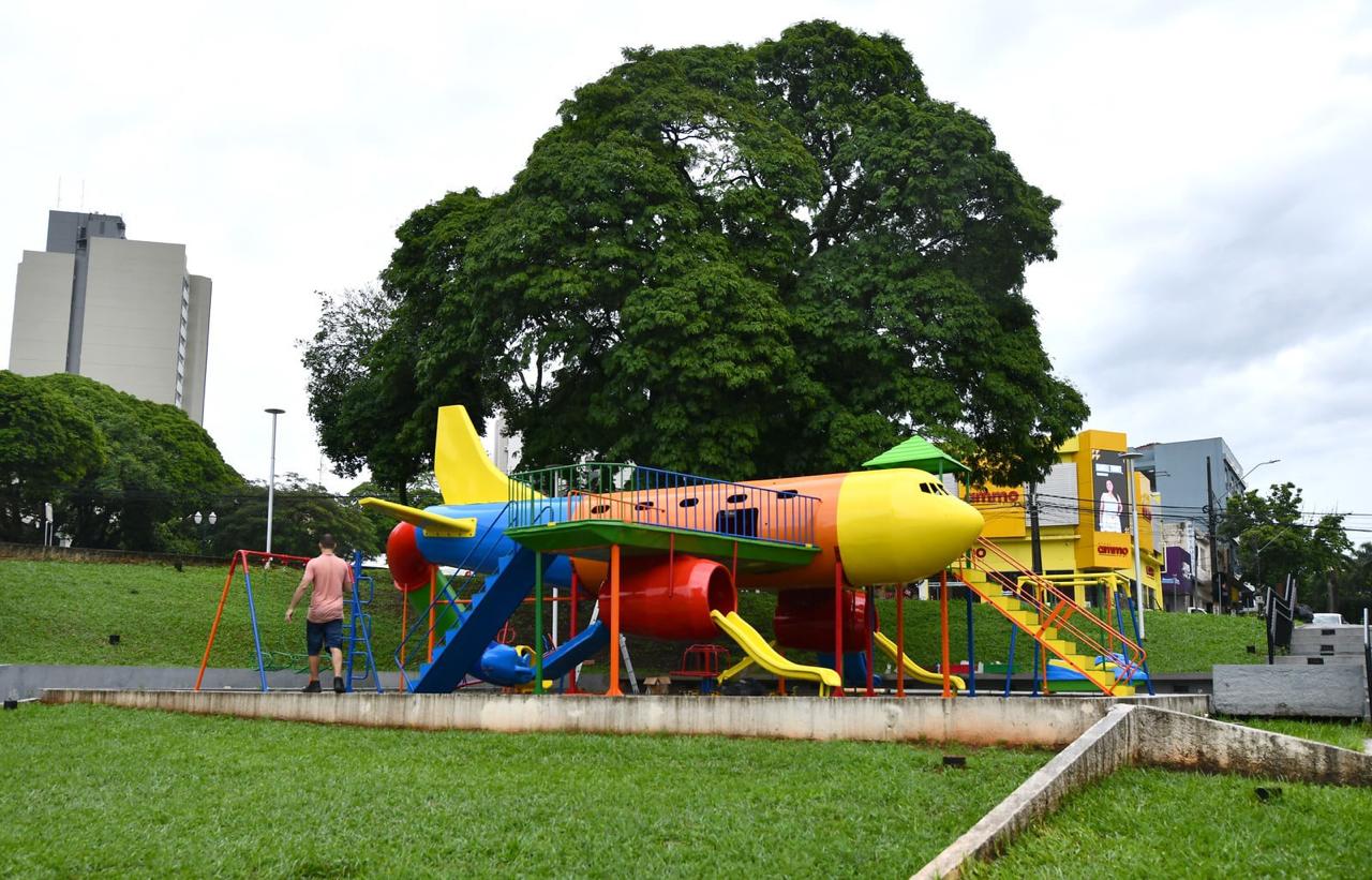 A praça gigante de Umuarama virou um aeroporto: agora tem 2 aviões!