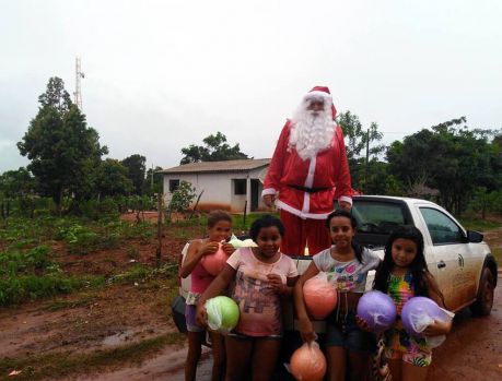 Alto Piquiri: Prefeito Noel foi às ruas distribuir presentes