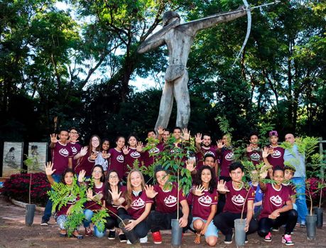 Voluntários plantam árvores no Bosque do Índio 