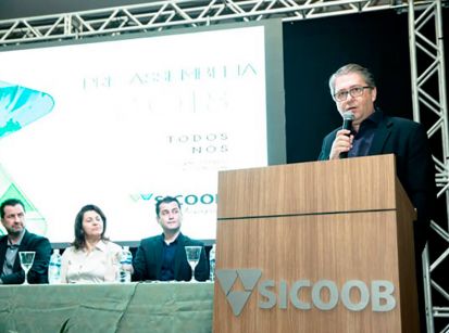 Sicoob: Diretoria e Associados comemoram parceria