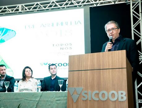 Sicoob: Diretoria e Associados comemoram parceria