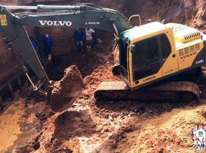 Operários e máquinas recuperam aterros de ponte   