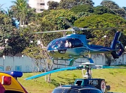 Governador surpreende ao chegar de helicóptero no estádio