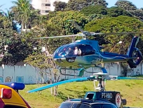 Governador surpreende ao chegar de helicóptero no estádio