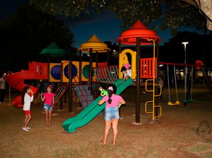 Praça e bosque ganham parquinhos com brinquedos modernos