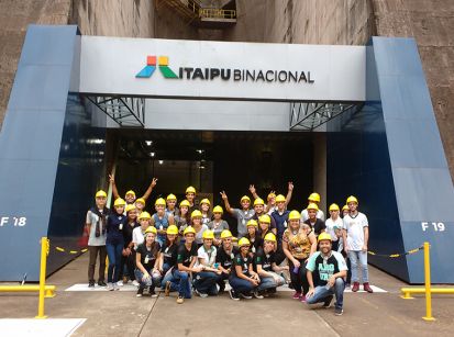 Caravana de estudantes de Umuarama visita a Hidrelétrica de Itaipu