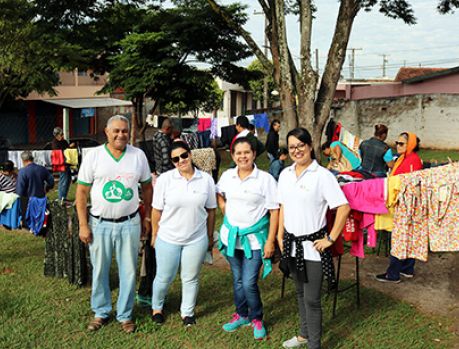 Grupo de voluntários entrega doação no Jaboticabeiras